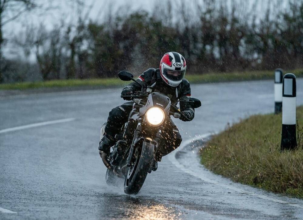 Motosikletle Yağmurlu Havada Güvenli Sürüş İçin 5 Etkili İpucu
