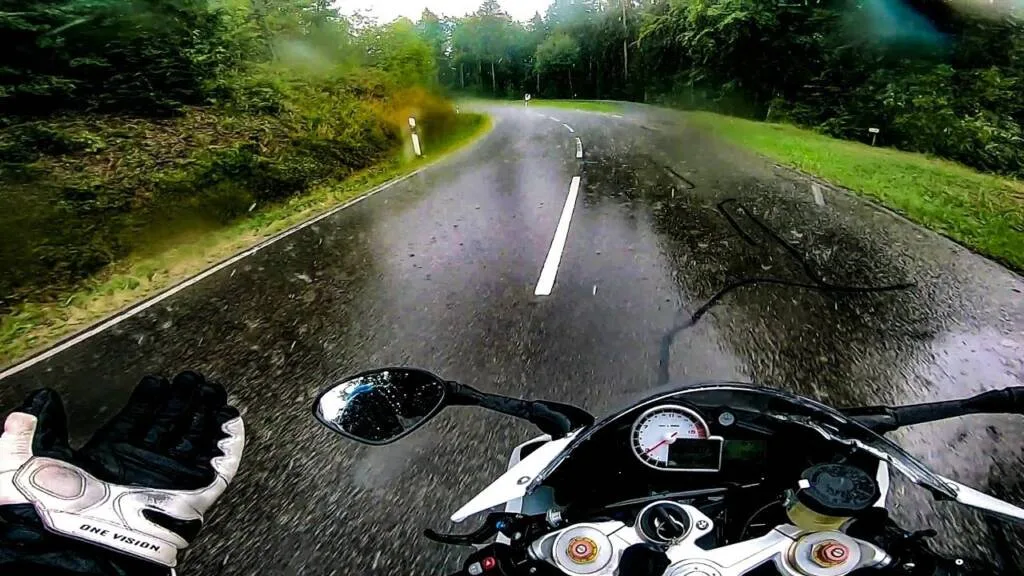 Yağmurlu Havada Vizör Buğulanmasını %100 Engelleyen Teknikler Yağmurlu Havada Vizör Buğulanmasını %100 Engelleyen Teknikler