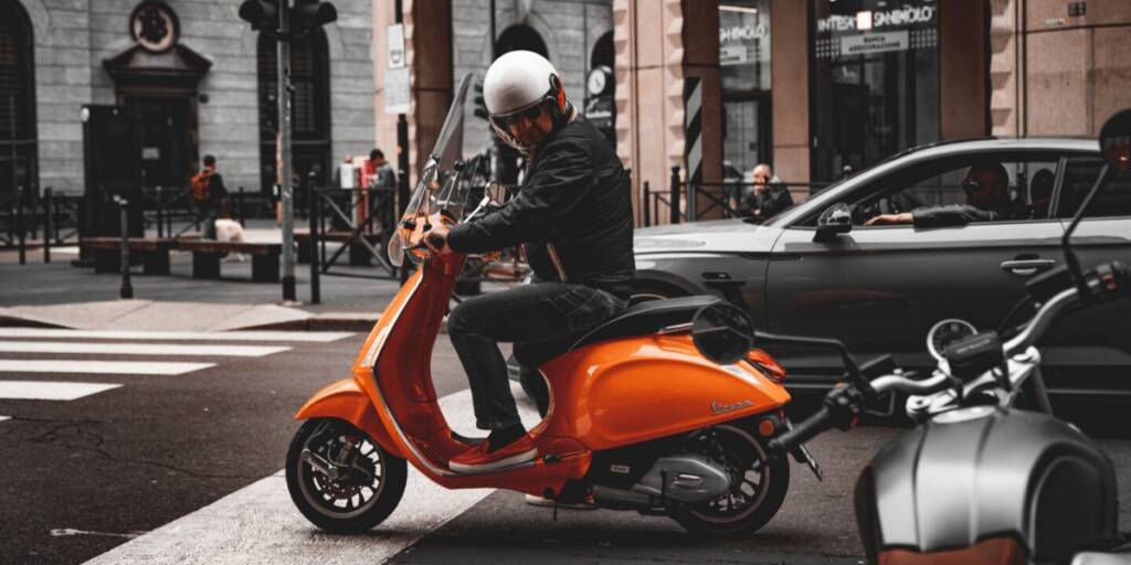 Motosiklet Mi Scooter Mı? Şehir İçi Kullanım İçin Karşılaştırmalı Kılavuz