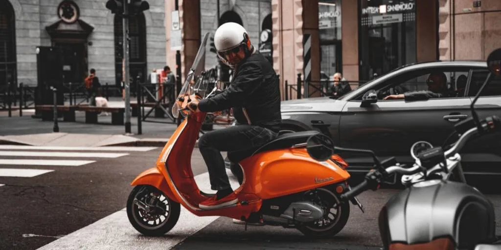 Motosiklet Mi Scooter Mı? Şehir İçi Kullanım İçin Karşılaştırmalı Kılavuz Motosiklet Mi Scooter Mı? Şehir İçi Kullanım İçin Karşılaştırmalı Kılavuz