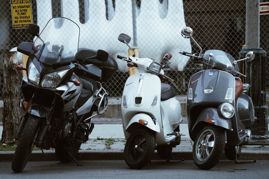 Motosiklet Mi Scooter Mı? Şehir İçi Kullanım İçin Karşılaştırmalı Kılavuz