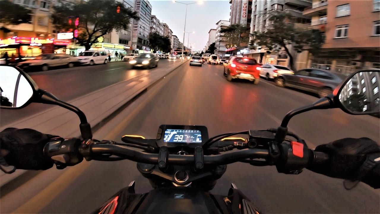Motosiklet Sürerken Müzik Dinlenir mi?