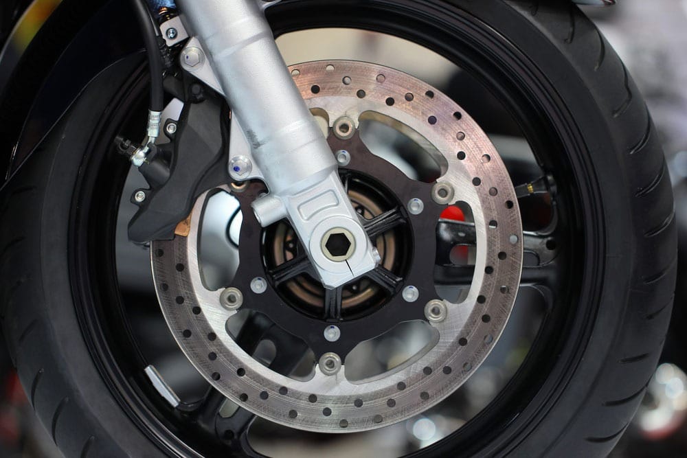 Motosiklette Frenleme Nasıl Olmalı? Ön ve Arka Fren Kullanımı Motosiklette Frenleme Nasıl Olmalı? Ön ve Arka Fren Kullanımı