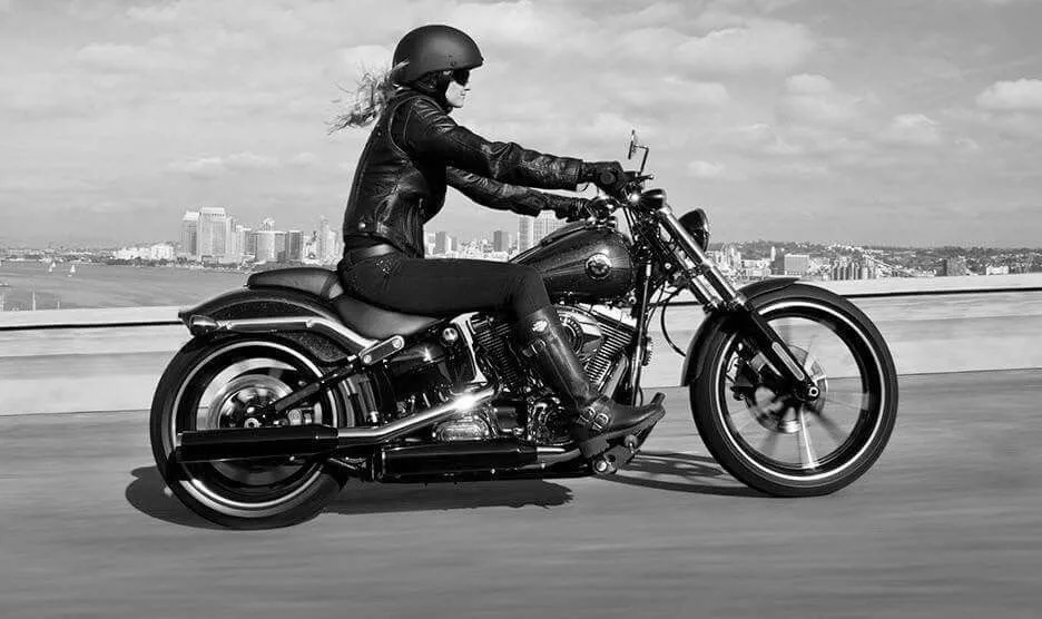 Kadın Motosiklet Sürücüleri İçin Güvenlik ve Kıyafet Rehberi Kadın Motosiklet Sürücüleri İçin Güvenlik ve Kıyafet Rehberi