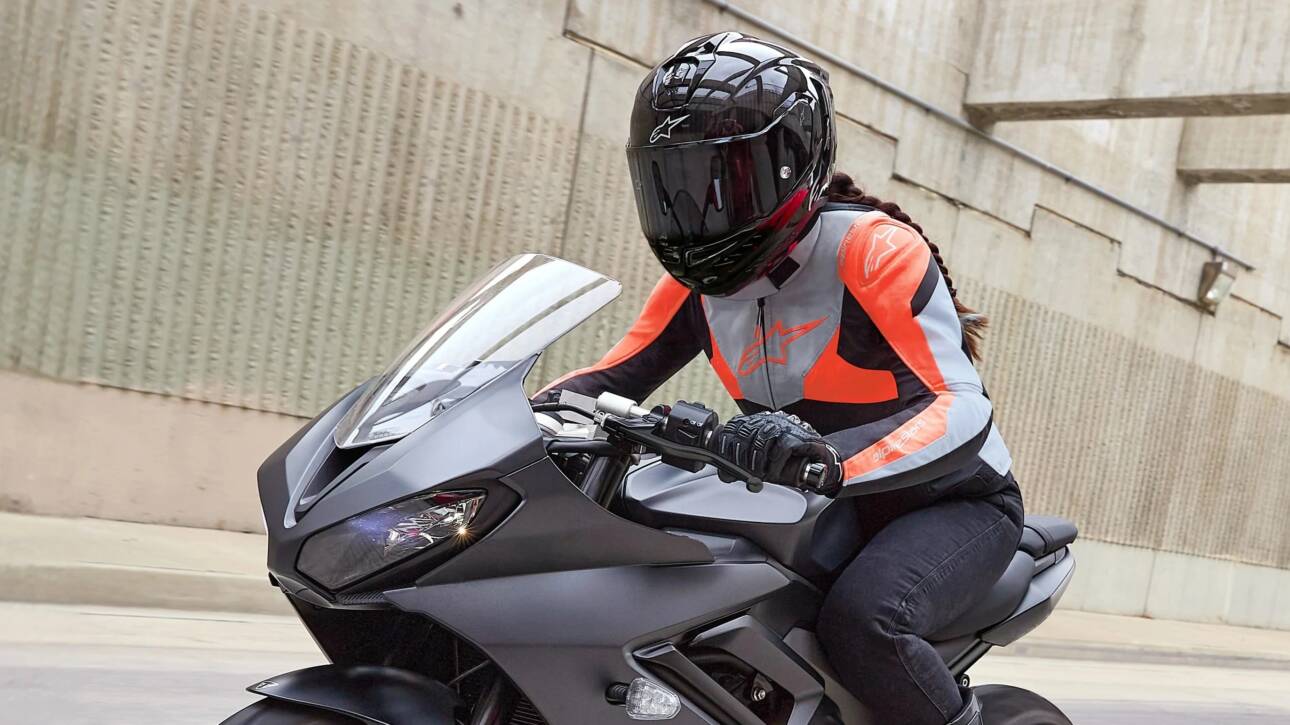 Kadın Motosiklet Sürücüleri İçin Güvenlik ve Kıyafet Rehberi