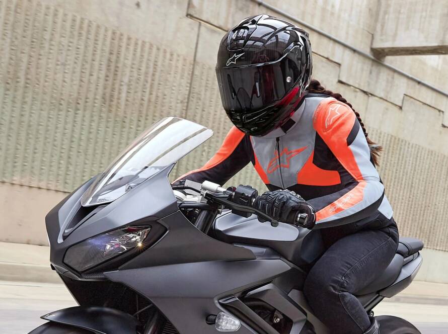 Kadın Motosiklet Sürücüleri İçin Güvenlik ve Kıyafet Rehberi